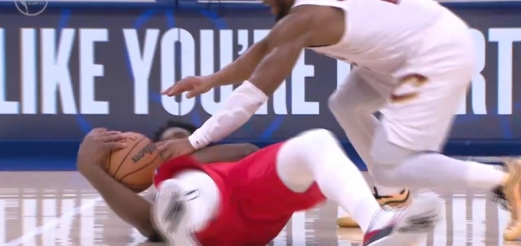 这就是态度！恩比德倒地与多名骑士球员争球