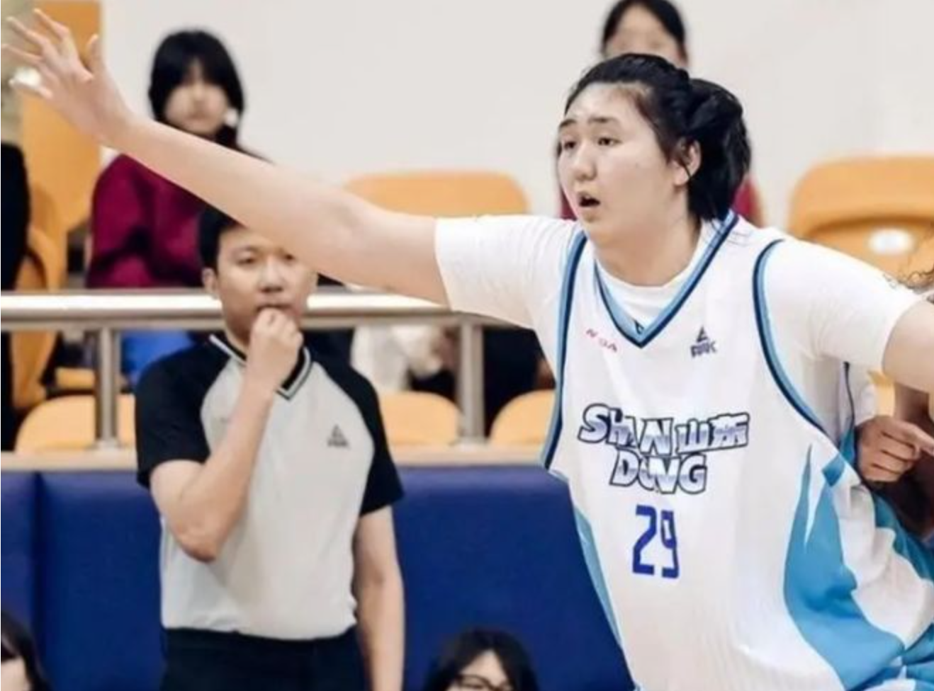 世界杯官方app下载平台-18岁2米26中锋打出巨星水平！7分46秒，12投9中 轰19分10板